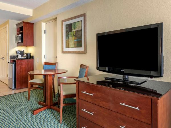 Holiday Inn Resort Orlando - Lake Buena Vista, an IHG Hotel : photo 3 de la chambre suite lit king-size avec un lit superposé