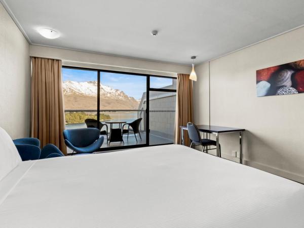 Copthorne Hotel & Apartments Queenstown Lakeview : photo 4 de la chambre hébergement supérieur avec 2 lits queen-size - vue sur lac