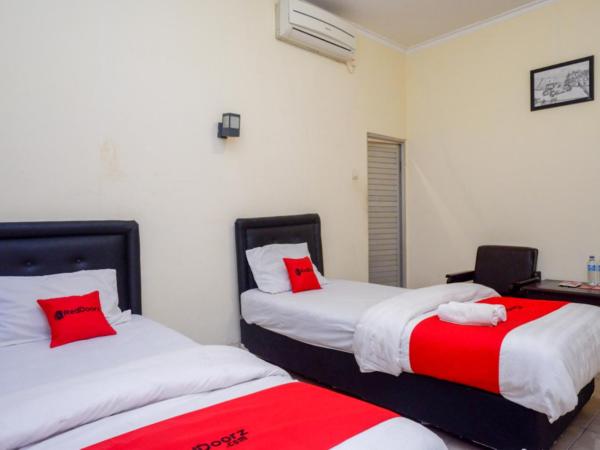 RedDoorz At Hotel Sartika Yogyakarta : photo 7 de la chambre chambre lits jumeaux