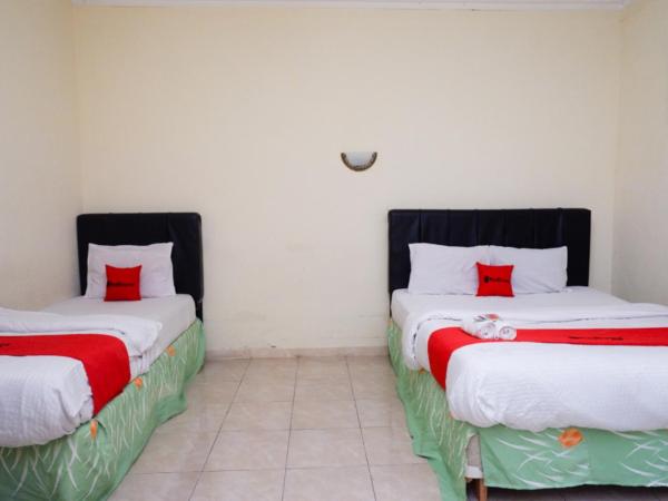 RedDoorz At Hotel Sartika Yogyakarta : photo 4 de la chambre chambre familiale