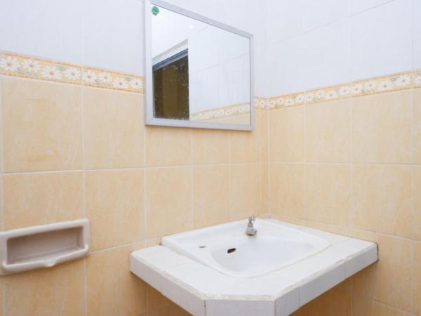 RedDoorz At Hotel Sartika Yogyakarta : photo 7 de la chambre chambre familiale