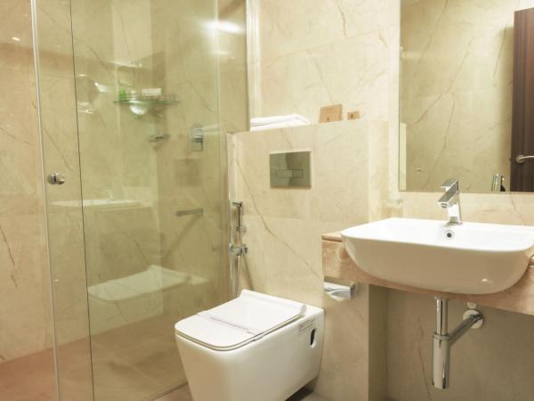 THE RUNWAY HOTEL : photo 3 de la chambre chambre lit king-size avec balcon