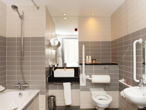 Crowne Plaza Manchester City Centre, an IHG Hotel : photo 7 de la chambre chambre lit queen-size standard - accessible aux personnes à mobilité réduite