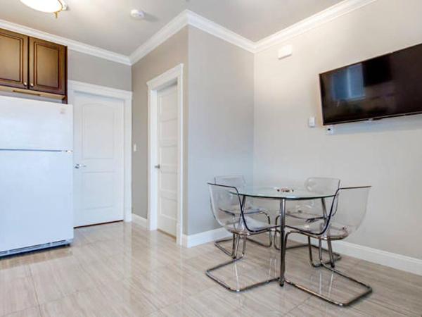 Rare Find Exquisitely New Quiet & Safe Skytrain Home : photo 2 de la chambre suite lit queen-size