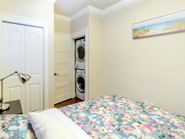 Rare Find Exquisitely New Quiet & Safe Skytrain Home : photo 9 de la chambre suite lit queen-size