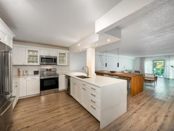 Beach Haus Bal Harbour : photo 2 de la chambre appartement 2 chambres - vue partielle sur l’eau