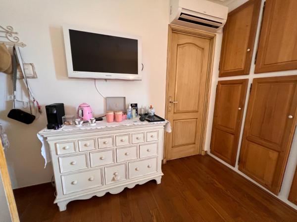 Les Grimaldines - Maison d'Hôtes : photo 9 de la chambre chambre double - vue sur piscine