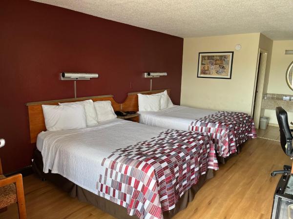 Red Roof Inn Virginia Beach-Norfolk Airport : photo 1 de la chambre chambre deluxe avec 2 lits queen-size - non-fumeurs