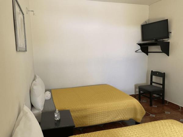 Hotel Allende Morelia : photo 1 de la chambre chambre quadruple