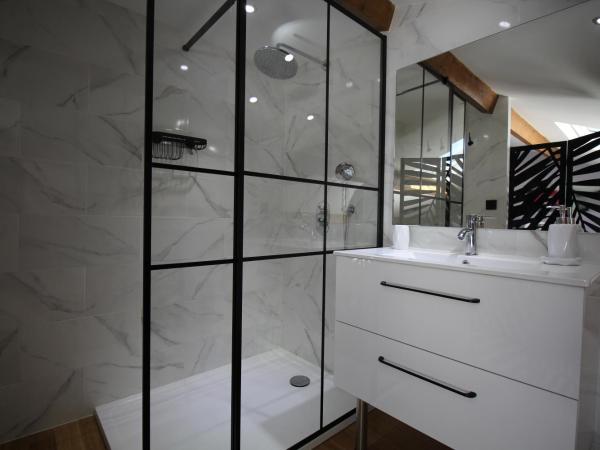 Au coeur de la Roque d'Anthéron - Aux portes du Lubéron : photo 5 de la chambre chambre double avec salle de bains privative