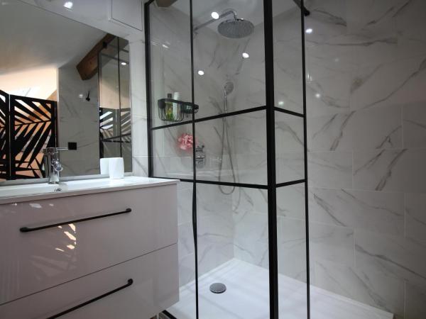 Au coeur de la Roque d'Anthéron - Aux portes du Lubéron : photo 6 de la chambre chambre double avec salle de bains privative