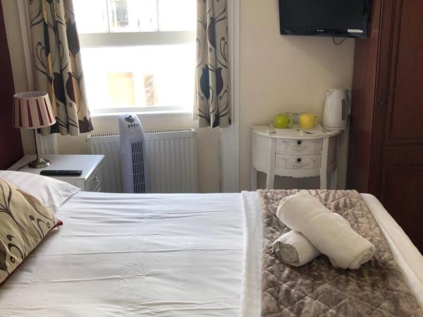 Brighton Surf Guest House : photo 2 de la chambre petite chambre double - bordeaux & crème