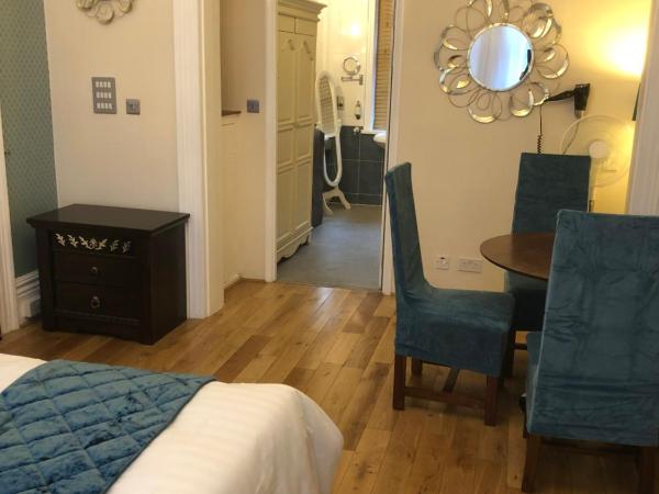 Brighton Surf Guest House : photo 3 de la chambre hébergement grand lit king-size premier