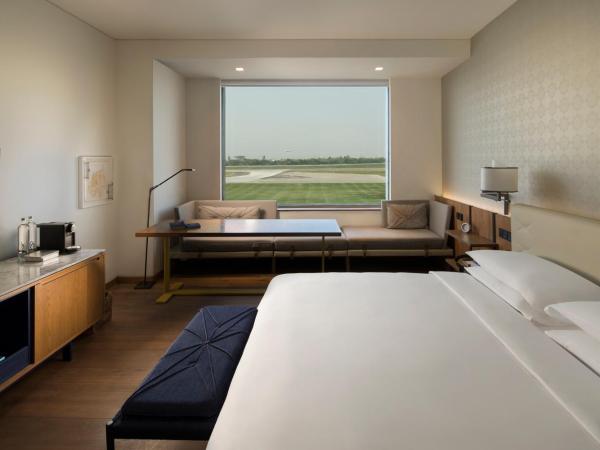 Andaz Delhi Aerocity- Concept by Hyatt : photo 1 de la chambre chambre lit king-size de luxe - vue sur piste