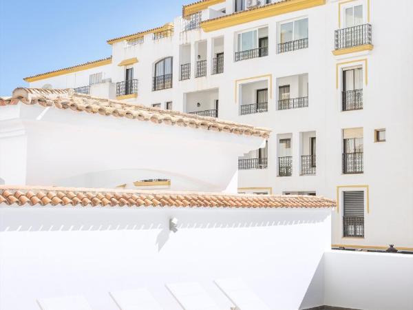 B51 Executive Flats Marbella : photo 9 de la chambre appartement 4 chambres deluxe avec bain à remous - vue sur mer