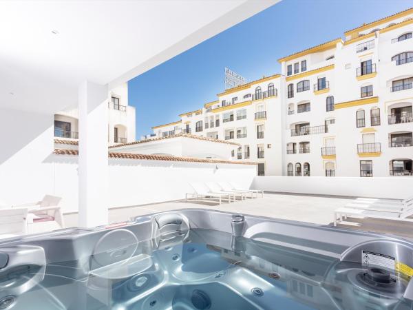B51 Executive Flats Marbella : photo 7 de la chambre appartement 4 chambres deluxe avec bain à remous - vue sur mer