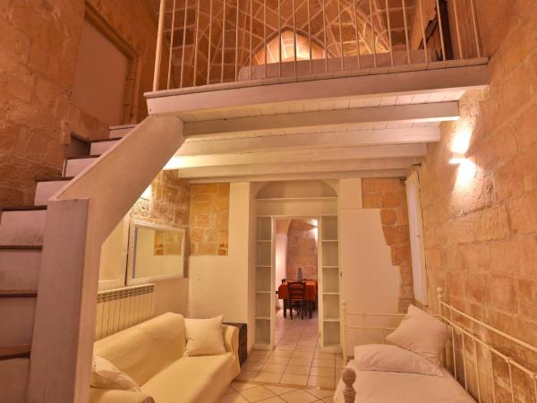 Chiesa Greca - SIT Rooms & Apartments : photo 3 de la chambre chambre familiale avec salle de bains privative