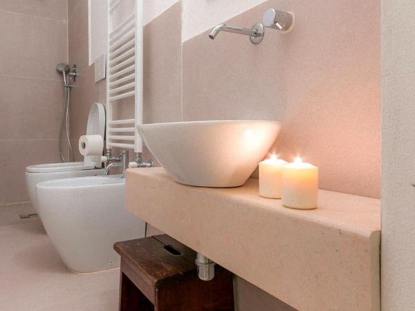 Chiesa Greca - SIT Rooms & Apartments : photo 5 de la chambre chambre familiale avec salle de bains privative