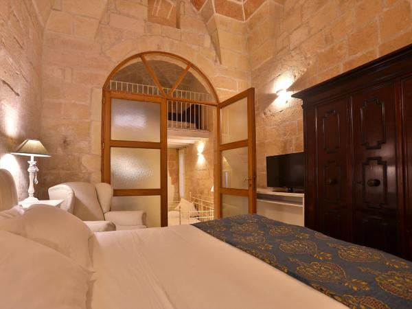 Chiesa Greca - SIT Rooms & Apartments : photo 2 de la chambre chambre familiale avec salle de bains privative