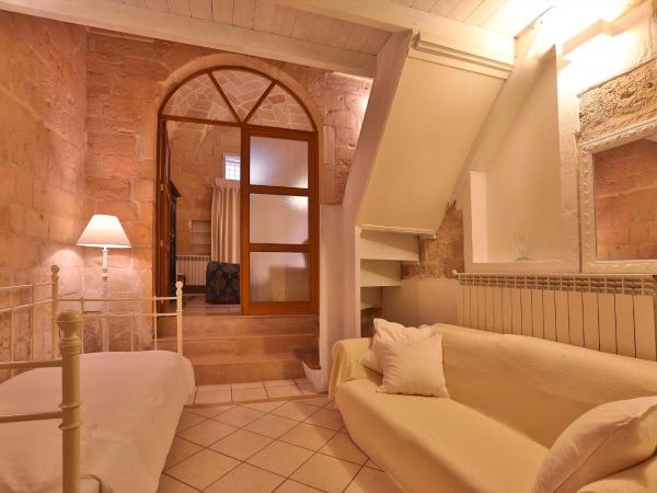 Chiesa Greca - SIT Rooms & Apartments : photo 6 de la chambre chambre familiale avec salle de bains privative