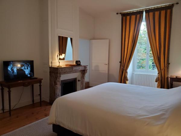 Logis des Tourelles : photo 8 de la chambre chambre double avec salle de bains privative