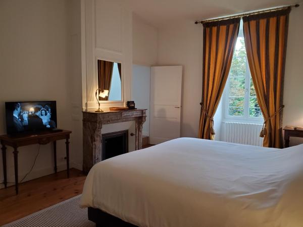Logis des Tourelles : photo 9 de la chambre chambre double avec salle de bains privative