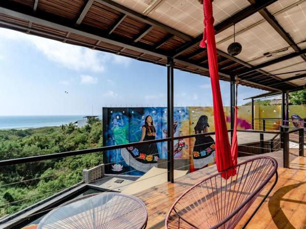 Cabane Container Hotel - ADULTS ONLY : photo 8 de la chambre chambre lit king-size - vue sur mer