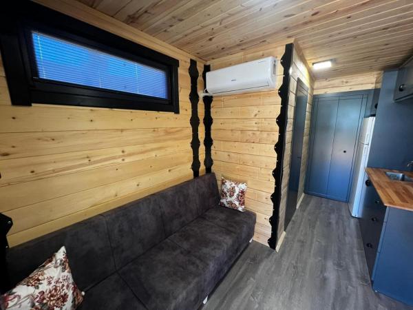Bitez Tiny House & Beach : photo 6 de la chambre chambre familiale avec balcon