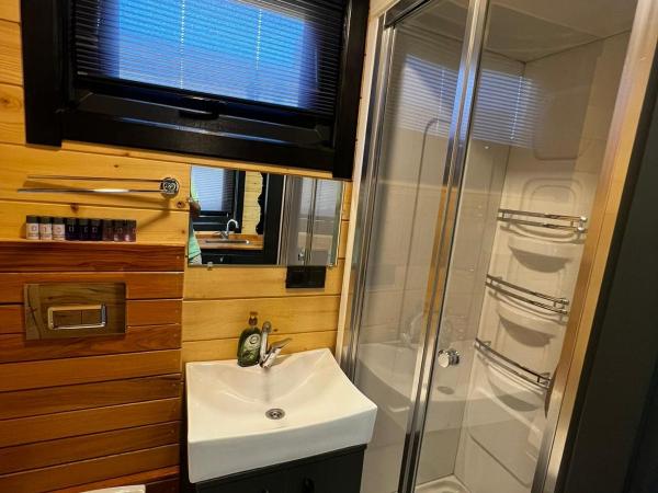 Bitez Tiny House & Beach : photo 7 de la chambre chambre familiale avec balcon