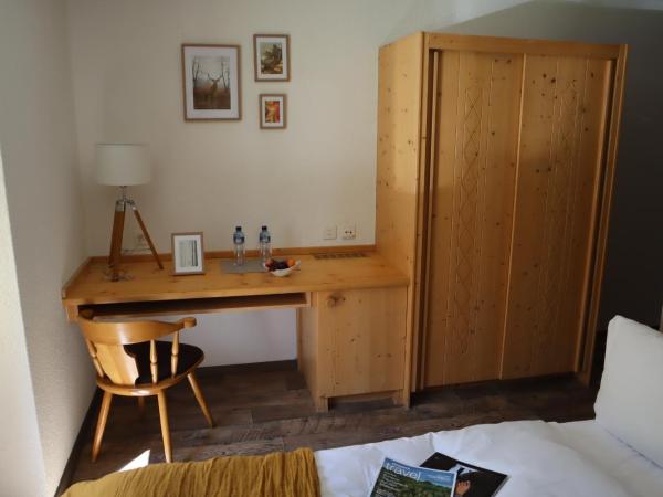 Grichting Hotel & Serviced Apartments : photo 10 de la chambre chambre lit king-size - vue sur montagne