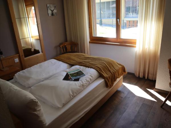 Grichting Hotel & Serviced Apartments : photo 9 de la chambre chambre lit king-size - vue sur montagne