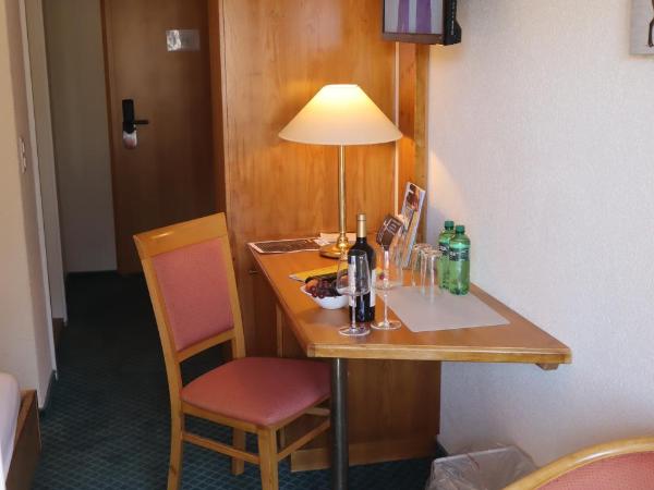 Grichting Hotel & Serviced Apartments : photo 3 de la chambre chambre lit king-size - vue sur montagne