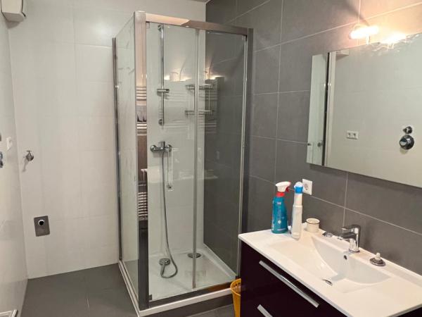 rooms train station : photo 2 de la chambre chambre quadruple avec salle de bains commune