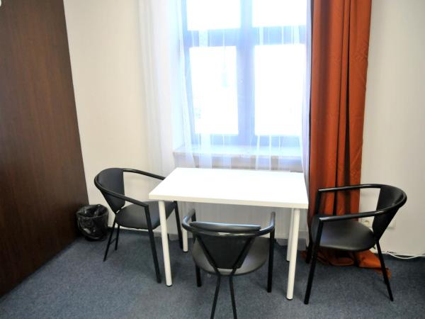 Erasmus Rooms Economic- 24h self check-in : photo 4 de la chambre chambre triple Économique avec salle de bains commune