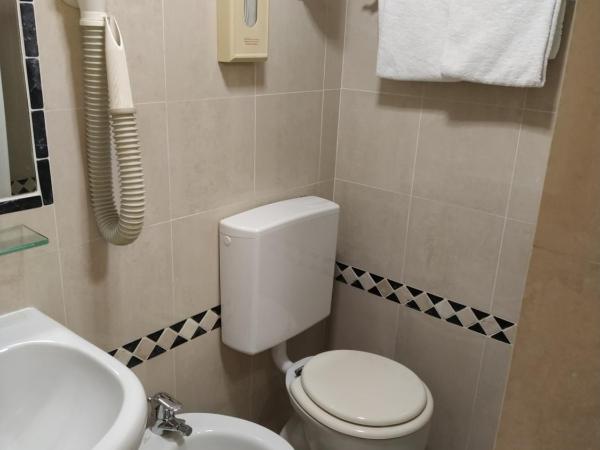 Atlantide Hotel : photo 3 de la chambre chambre double avec petit lit double