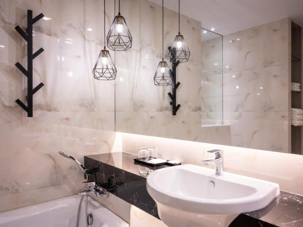 Seabed Grand Hotel Phuket - SHA Extra Plus : photo 8 de la chambre chambre triple deluxe