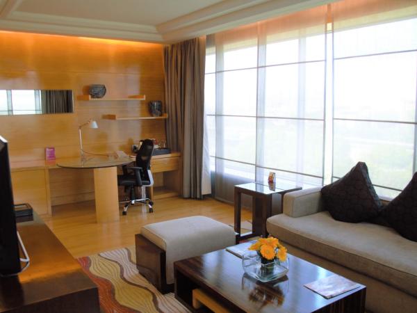 Crowne Plaza Today Gurugram, an IHG Hotel : photo 2 de la chambre suite 1 chambre lit king-size avec accès au salon-club