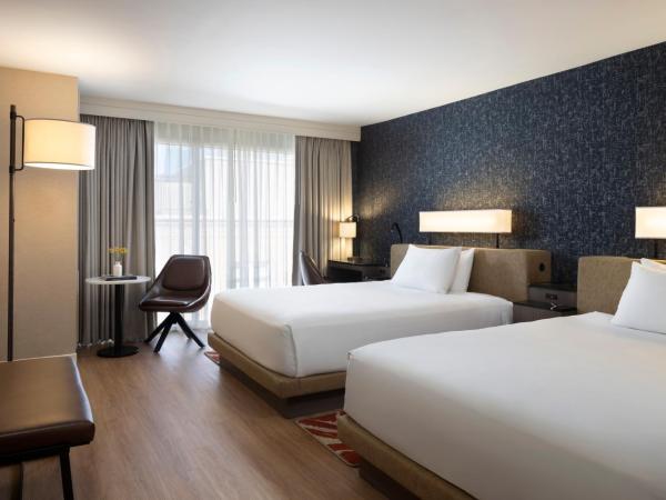 Hyatt Regency San Antonio Riverwalk : photo 1 de la chambre chambre accessible aux personnes à mobilité réduite avec 2 lits queen-size et baignoire adaptée