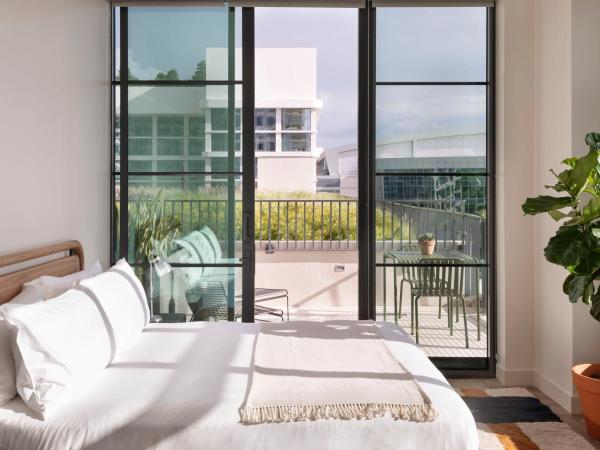 ROOST Tampa : photo 1 de la chambre studio shared living a with shared kitchen