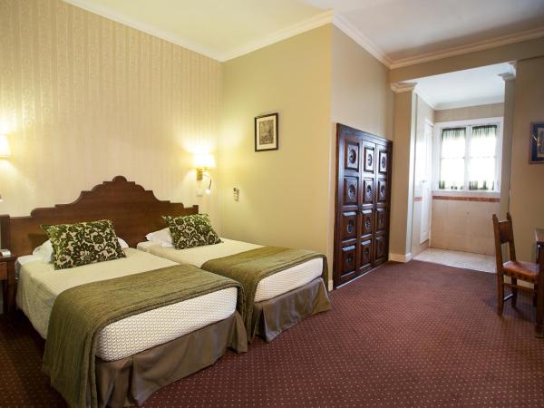 Hotel Dom Sancho I : photo 3 de la chambre hébergement double/lits jumeaux + lit d'appoint