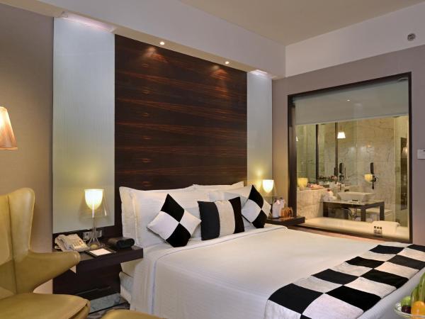 The Golkonda Hotel : photo 1 de la chambre nizam suite with 2 pints of beer and assorted fruit platter in room ( once during the stay), buy two get one free on select beverages (hard liquor only), applicable in room service and bar from 11 am to 11 pm.