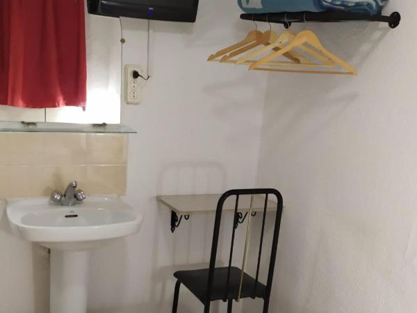 Pensión Rivera : photo 5 de la chambre chambre double ou lits jumeaux avec salle de bains commune et balcon