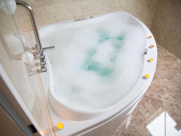 Alpha & Omega Hotel : photo 5 de la chambre suite deluxe avec baignoire spa