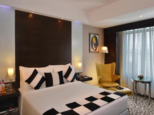 The Golkonda Hotel : photo 2 de la chambre paigah suite with 20% discount on inroom dinning, happy hours 11 am to 11 pm, buy two get one free on select beverages (hard liquor only), applicable in room service and bar from 11 am to 11 pm.