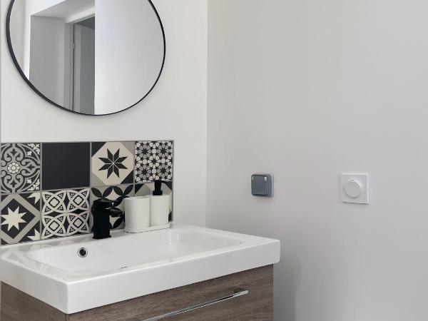 VILLA VLAS - Chambre d'Hôte - Limoges : photo 2 de la chambre chambre simple avec salle de bains privative