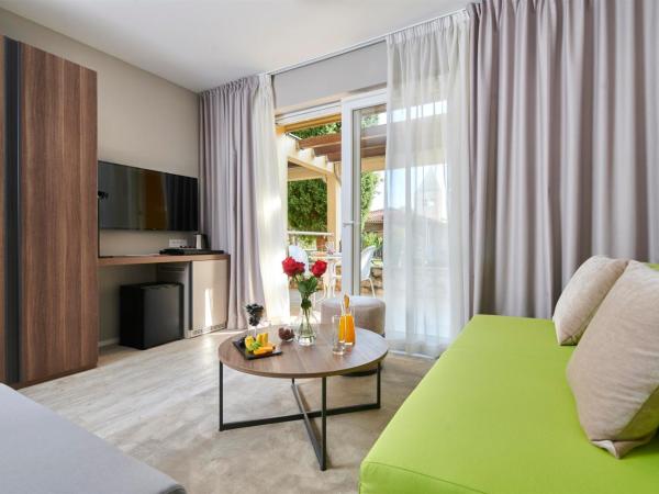 Residence Garden Istra Plava Laguna : photo 7 de la chambre chambre familiale supérieure avec balcon - côté piscine