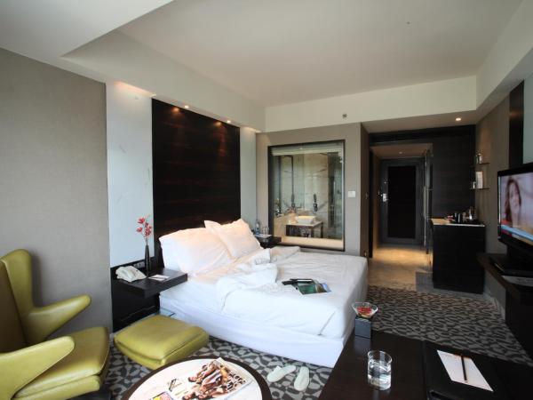 The Golkonda Hotel : photo 4 de la chambre klub room with happy hours 11 am to 11 pm, buy two get one free on select beverages (hard liquor only), applicable in room service and bar from 11 am to 11 pm