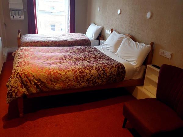 Parkway Guesthouse : photo 3 de la chambre chambre triple avec salle de bains privative