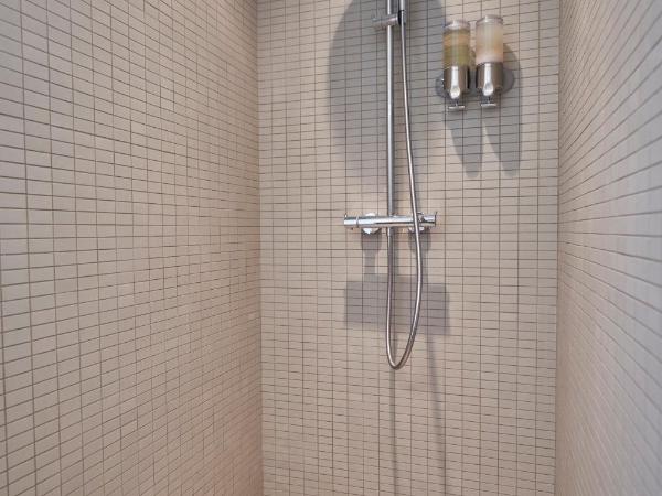 Château Bonalgue - Pomerol : photo 6 de la chambre chambre lit queen-size - vue sur jardin