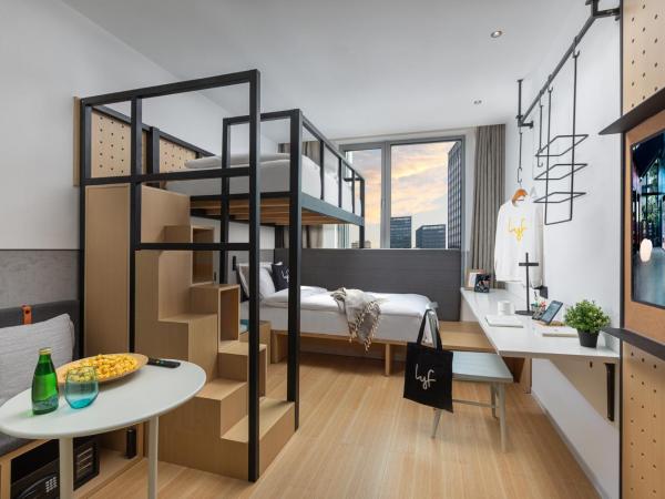 lyf by Ascott Hongqiao Shanghai NECC : photo 1 de la chambre chambre double ou lits jumeaux avec salle de bains